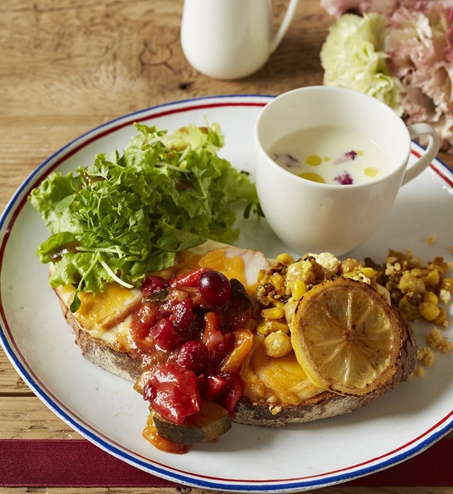 アフタヌーンティー・ティールーム＿スモークチキン オープンクロックムッシュ