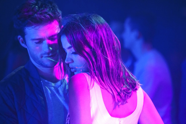 『スクランブル』　-(C)2016 OVERDRIVE PRODUCTIONS -KINOLOGY- TF1 FILMS PRODUCTION -NEXUS FACTORY