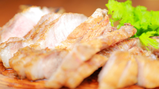 迫力満点400gもの骨つき肉！ ワインが進む絶品熟成肉を満喫