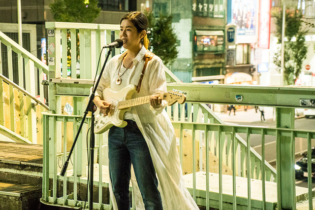 (C) 2017「映画 夜空はいつでも最高密度の青色だ」製作委員会