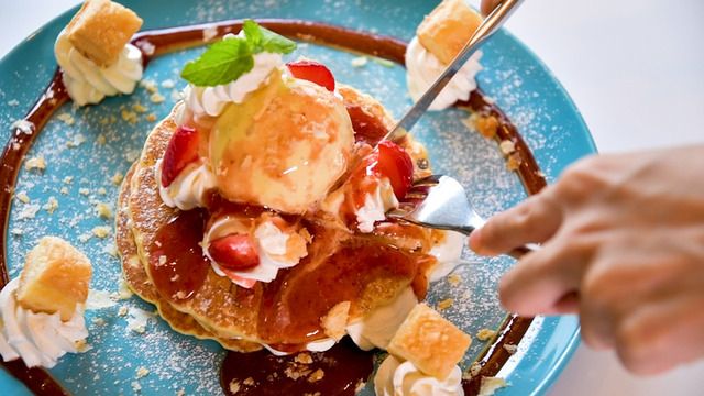 これぞ夢の“大人食い”！ おかわり自由のもちふわパンケーキ