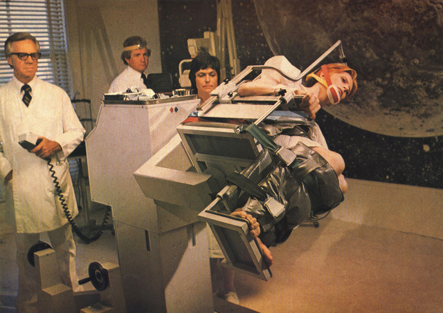 『地球に落ちて来た男』-(C) APOLLO