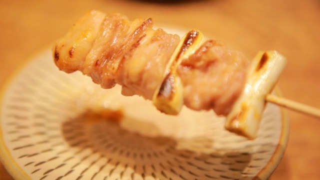 女性が集まるおしゃれな焼き鳥店で厳選食材とワインを味わう