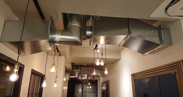 「ココロヲ・動かす・映画館○」（ココマルシアター）１F天井