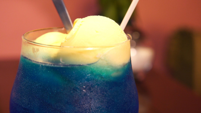 モーニングから深夜まで！ 隠れ家のように緑が覆い茂る喫茶店