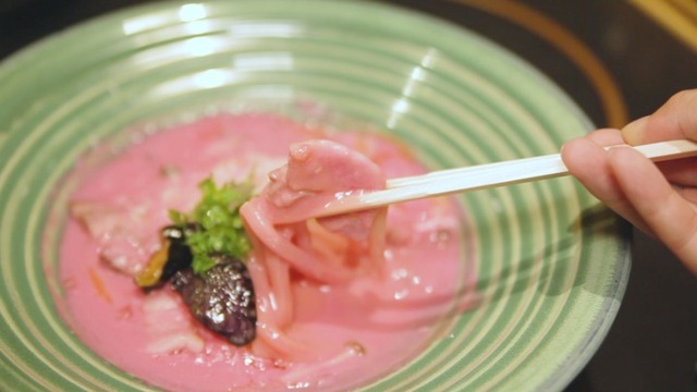 トロけるピンクのうどん!? 本格派も認める絶品うどんを満喫