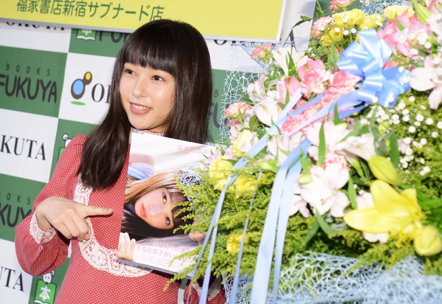 桜井日奈子／2nd写真集「桜井日奈子！」発売記念握手会前の囲み取材