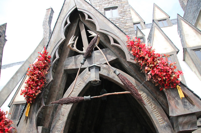 大人気レストラン「三本の箒」