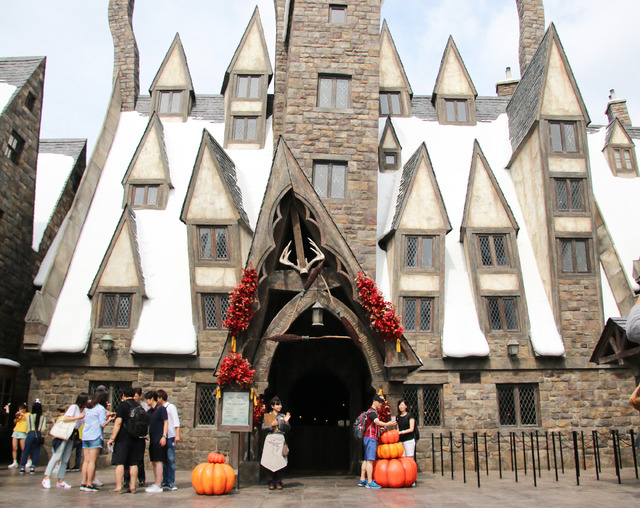 大人気レストラン「三本の箒」