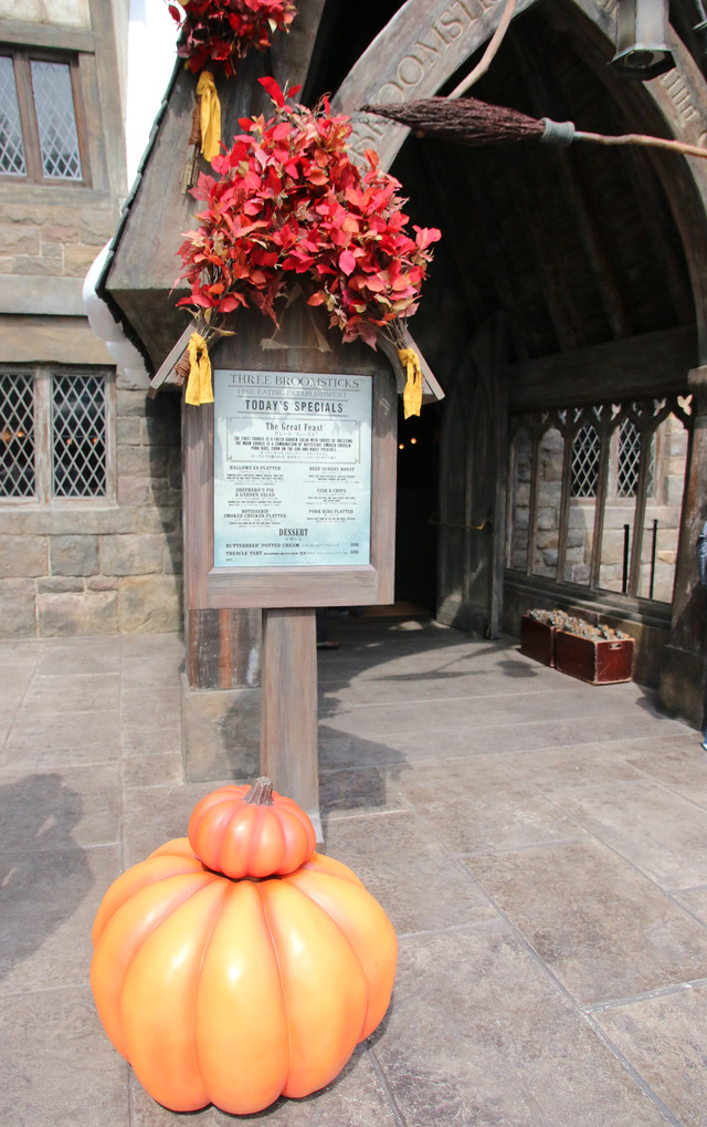 大人気レストラン「三本の箒」