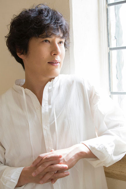 清塚信也／1982年、東京生まれ。5歳よりクラシックピアノの英才教育を受ける。現在放送中のTBS系金曜ドラマ「コウノドリ」のメインテーマや、映画『新宿スワンII』の挿入歌など多くの映像作品の劇伴や音楽監督を担当。これらヒット曲を収録した最新アルバム「For Tomorrow」が絶賛発売中。“ピアノ界の貴公子”として注目を集めている。