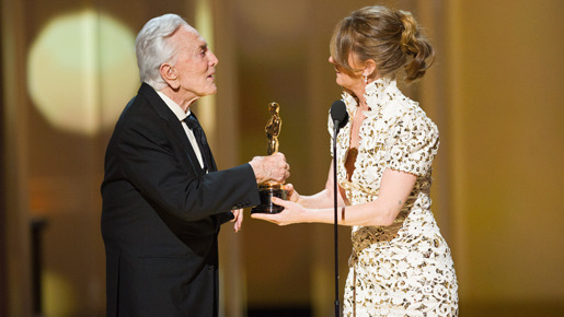 感動のオスカー像授与 - Michael Yada / (C) A.M.P.A.S.