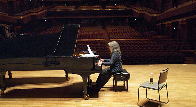 『アルゲリッチ 私こそ、音楽！』-(C) Ideale Audience & Intermezzo Films.