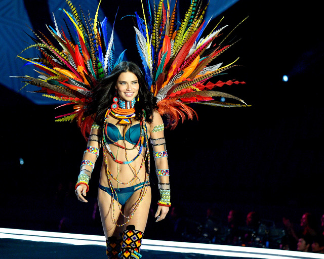 「ヴィクトリアズ・シークレット」のファッションショー-(C)Getty Images