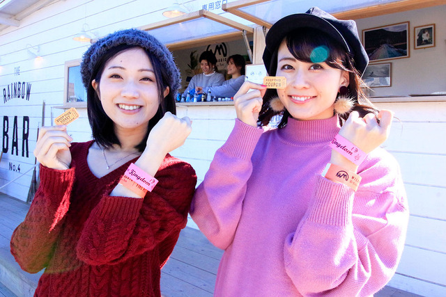リストバンドをGET!(モデル:土山茜、中村裕香里 撮影:シネマカフェ編集部 撮影協力:「WILD MAGIC -The Rainbow Farm-(ワイルドマジック レインボーファーム)」)