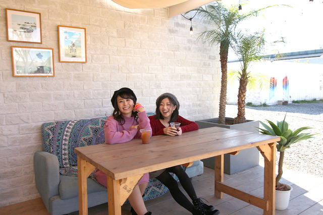 ソファでのんびり(モデル:土山茜、中村裕香里 撮影:シネマカフェ編集部 撮影協力:「WILD MAGIC -The Rainbow Farm-(ワイルドマジック レインボーファーム)」)