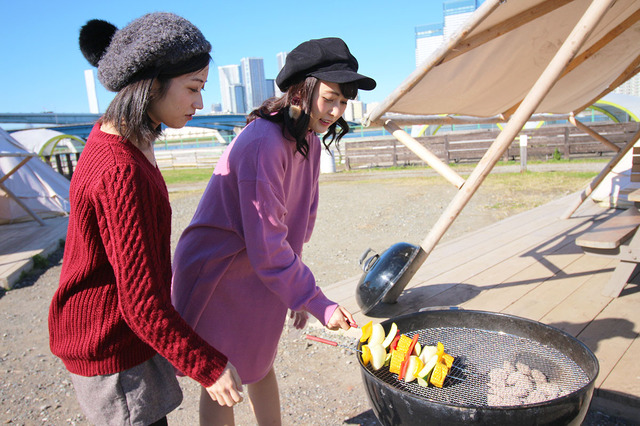 BBQ風景（モデル：土山茜、中村裕香里 撮影：シネマカフェ編集部 撮影協力：「WILD MAGIC -The Rainbow Farm-（ワイルドマジック　レインボーファーム）」）