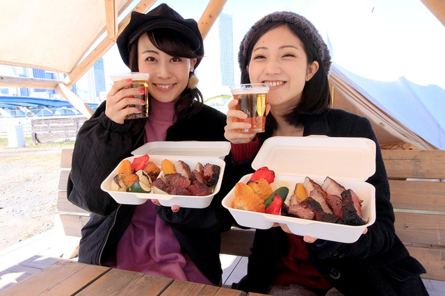 料理が完成!ビールで乾杯(モデル:土山茜、中村裕香里 撮影:シネマカフェ編集部 撮影協力:「WILD MAGIC -The Rainbow Farm-(ワイルドマジック レインボーファーム)」)