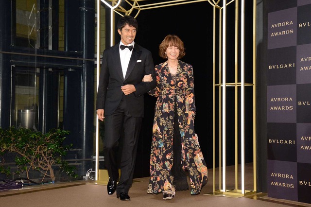 ヤマザキマリ＆阿部寛／「BVLGARIAVRORA AWARDS 2017」ゴールデンカーペットセレモニー