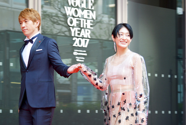with Bがコムアイをエスコート/「VOGUE JAPAN WOMEN OF THE YEAR 2017」の授賞式・記者会見