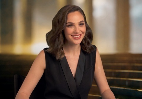 ガル・ガドット／『ワンダーウーマン』WONDER WOMAN AND ALL RELATED CHARACTERS AND ELEMENTS ARE TRADEMARKS OF AND (c) DC COMICS. (c) 2017 WARNERBROS. ENTERTAINMENT INC. AND RATPAC-DUNE ENTERTAINMENT LLC. ALL RIGHTS RESERVED