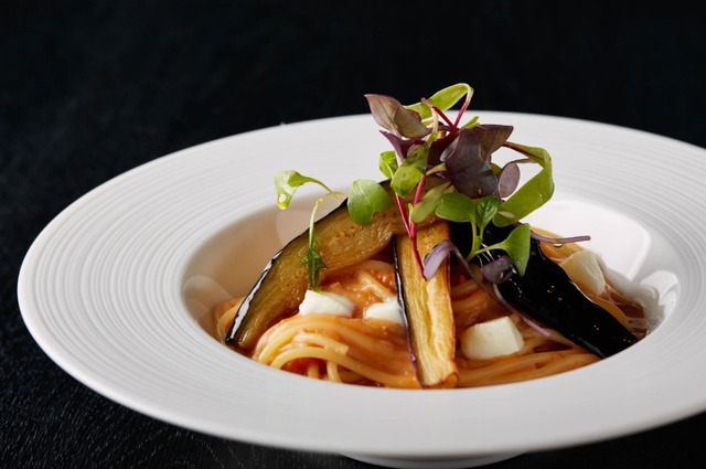 コンセプトカフェ「REGALO Moment Cafe」特別メニュー 「トマトクリームの魅惑（ナスのフリット添え）」