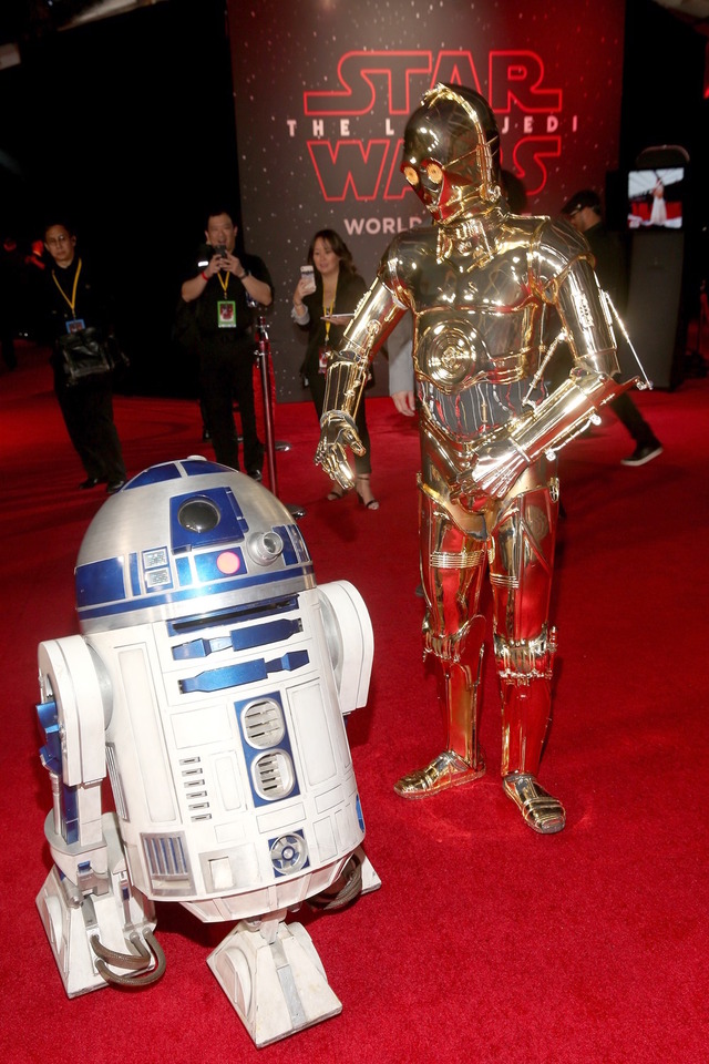 R2-D2＆C-3PO／『スター・ウォーズ／最後のジェダイ』ワールドプレミア　（C）2017 Lucasfilm Ltd. All Rights Reserved.