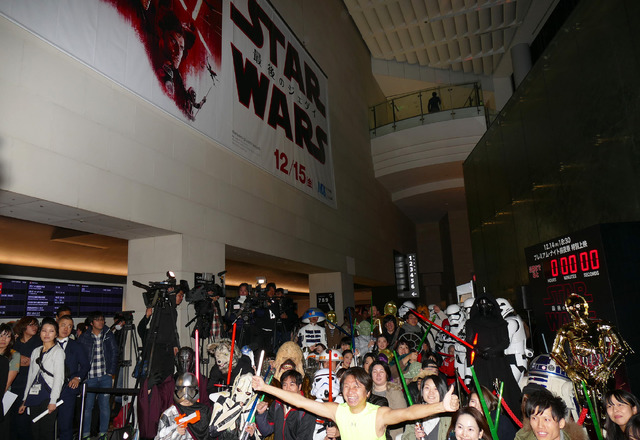 『スター・ウォーズ／最後のジェダイ』“前夜祭”を祝したカウントダウンイベント