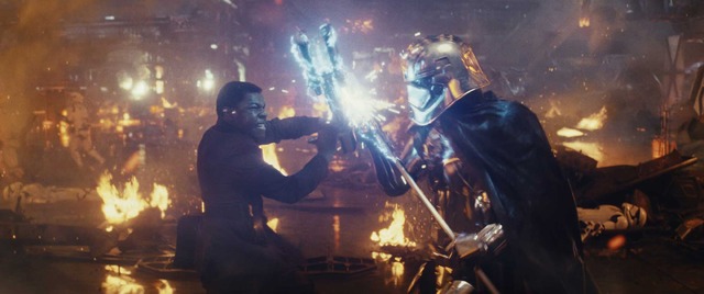 フィン&キャプテン・ファズマ(ジョン・ボイエガ&グウェンドリン・クリスティ)『スター・ウォーズ/最後のジェダイ』(C)2017 Lucasfilm Ltd. All Rights Reserved.