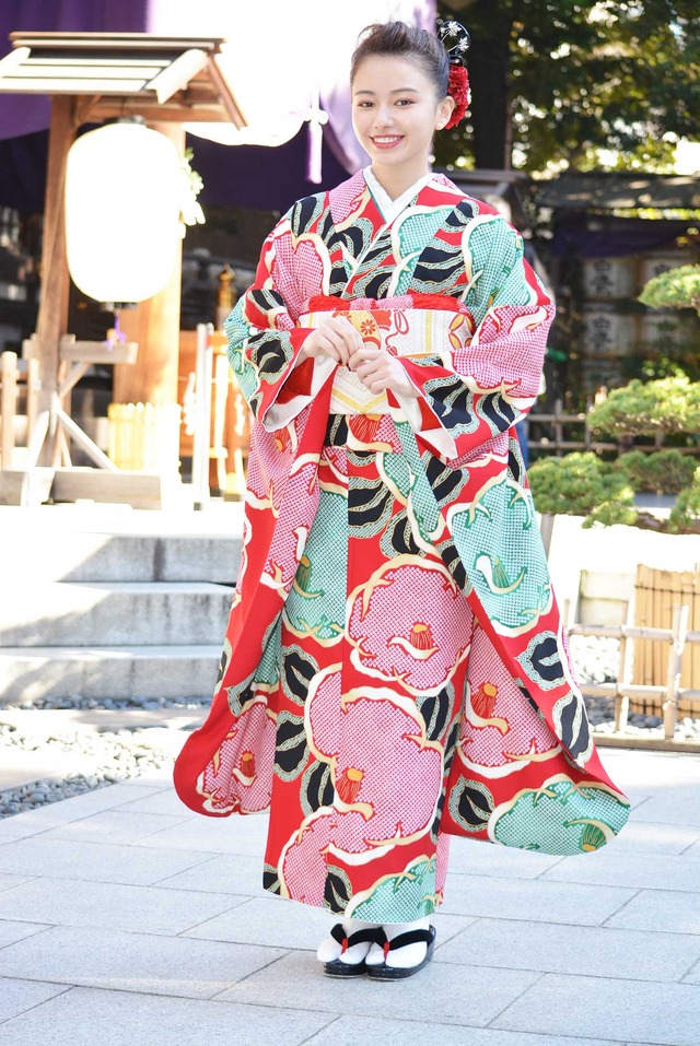 山本舞香／晴れ着お披露