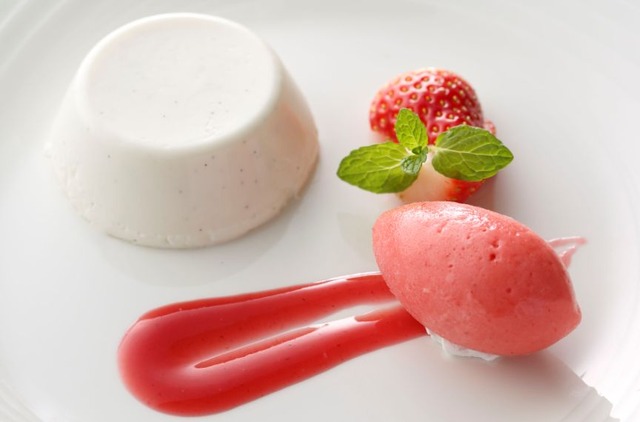 あまおうパンナコッタ＆あまおうシャーベット　「サンドウィッチ＆あまおうスイーツビュッフェ」