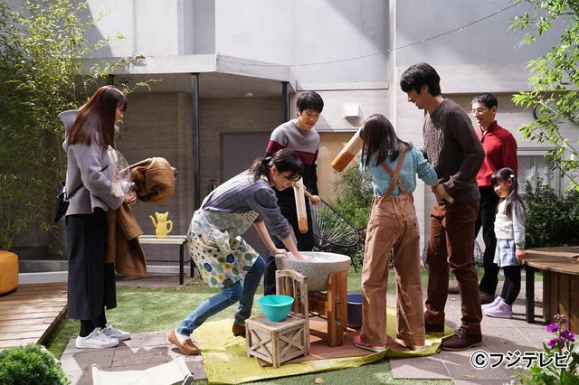 「隣の家族は青く見える」第1話-(C)フジテレビ