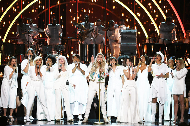 ケシャ＆シンディ・ローパー＆カミラ・カベロ-(C)Getty Images