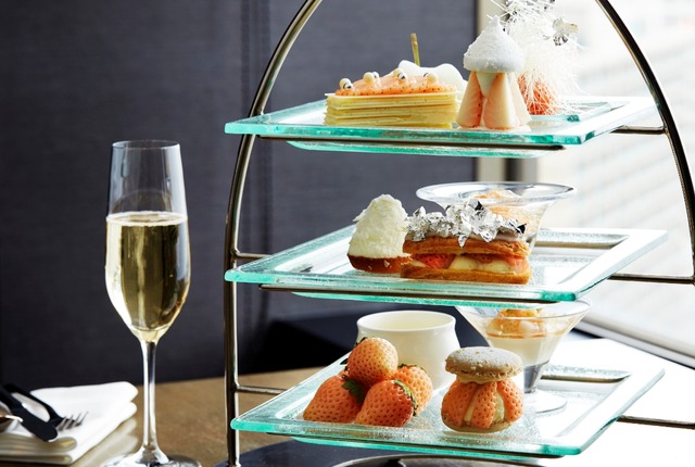クラブインターコンチネンタルラウンジ「ホワイトストロベリー・ディライツ」（ボトルシャンパンとホワイトストロベリー・アフタヌーンティーセット）
