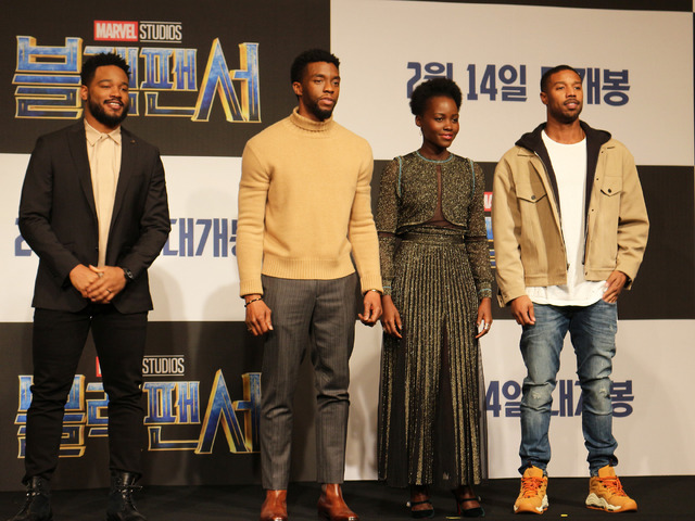 チャドウィック・ボーズマン(ティ・チャラ/ブラックパンサー役)、マイケル・B・ジョーダン(ブラックパンサーの秘密を狙う的エリック・キルモンガー役)、ルピタ・ニョンゴ(ヒロインのナキア役)、ライアン・クーグラー監督/『ブラックパンサー』韓国記者会見