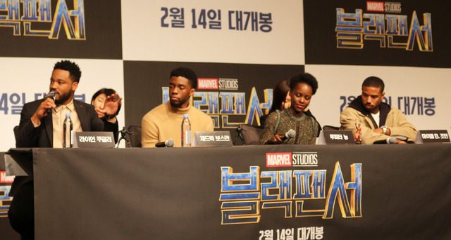 チャドウィック・ボーズマン(ティ・チャラ/ブラックパンサー役)、マイケル・B・ジョーダン(ブラックパンサーの秘密を狙う的エリック・キルモンガー役)、ルピタ・ニョンゴ(ヒロインのナキア役)、ライアン・クーグラー監督/『ブラックパンサー』韓国記者会見