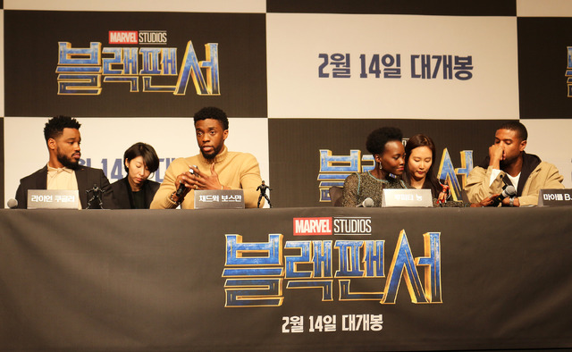 チャドウィック・ボーズマン(ティ・チャラ/ブラックパンサー役)、マイケル・B・ジョーダン(ブラックパンサーの秘密を狙う的エリック・キルモンガー役)、ルピタ・ニョンゴ(ヒロインのナキア役)、ライアン・クーグラー監督/『ブラックパンサー』韓国記者会見