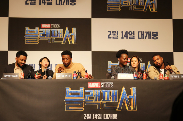 チャドウィック・ボーズマン（ティ・チャラ／ブラックパンサー役）、マイケル・B・ジョーダン（ブラックパンサーの秘密を狙う的エリック・キルモンガー役）、ルピタ・ニョンゴ（ヒロインのナキア役）／『ブラックパンサー』韓国記者会見