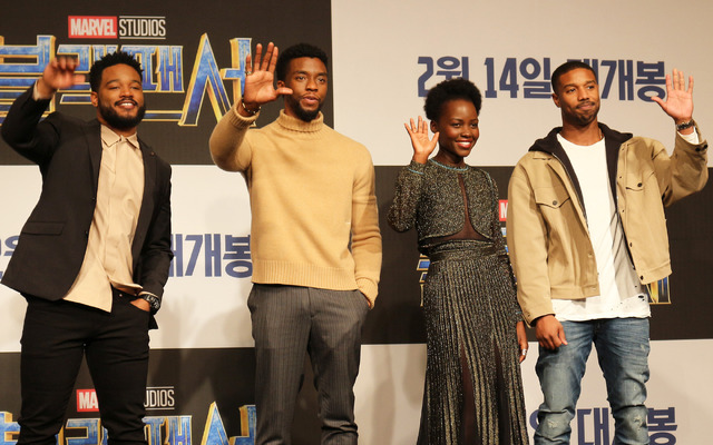チャドウィック・ボーズマン(ティ・チャラ/ブラックパンサー役)、マイケル・B・ジョーダン(ブラックパンサーの秘密を狙う的エリック・キルモンガー役)、ルピタ・ニョンゴ(ヒロインのナキア役)、ライアン・クーグラー監督/『ブラックパンサー』韓国記者会見