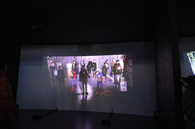 「マーベルエクスペリエンス」ポーズをとるとヒーローたちが降臨