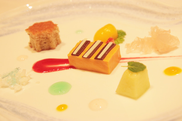 「“ピクサー・プレイタイム”ディナーコース（1/6～3/19）」（￥9,260）／東京ディズニーシー・ホテルミラコスタのシルクロードガーデン