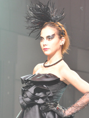 『ブラック・スワン』土屋アンナファッションショー