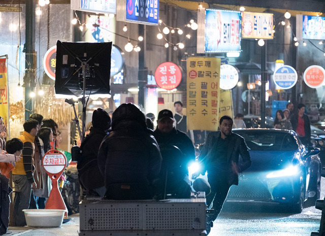 ライアン・クーグラー監督／メイキングカット『ブラックパンサー』-(C)Marvel Studios 2018