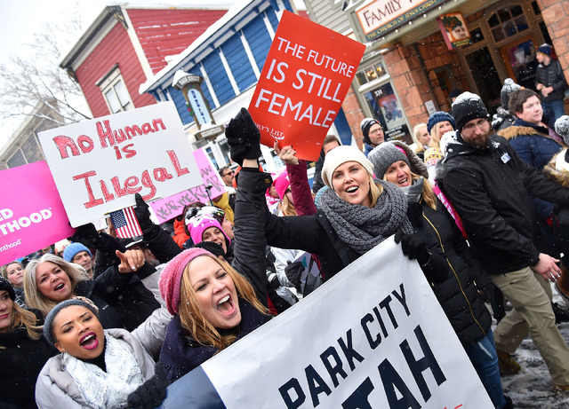 ウィメンズ・マーチに参加しているシャーリーズ・セロン-(C)Getty Images