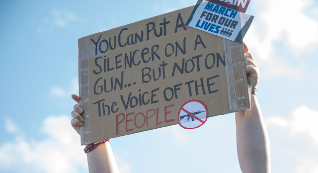 「March For Our Lives」に掲げられたプラカード-(C)Getty Images