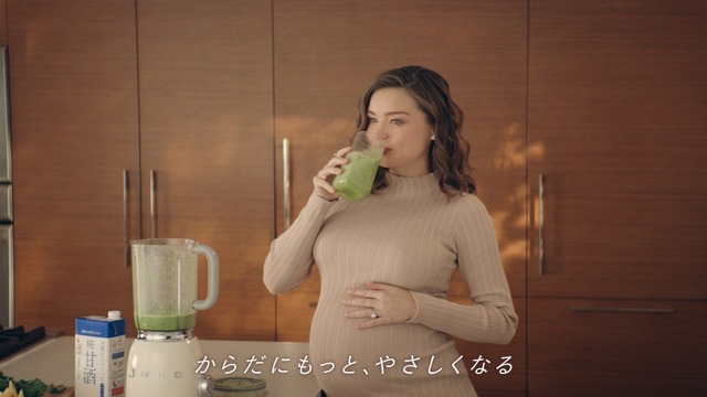 新CM「プラス糀　糀甘酒　からだを想う　スムージー篇」