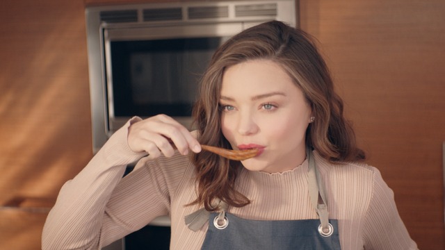 新CM「プラス糀　糀甘酒　からだを想う　料理篇」