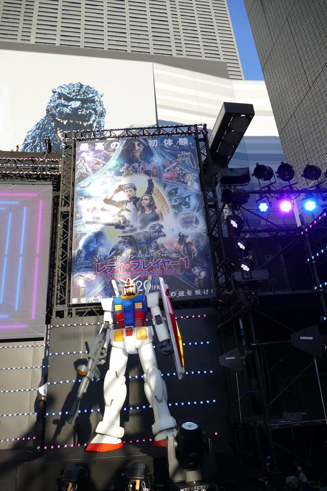 ガンダムとゴジラのコラボは歌舞伎町ならでは