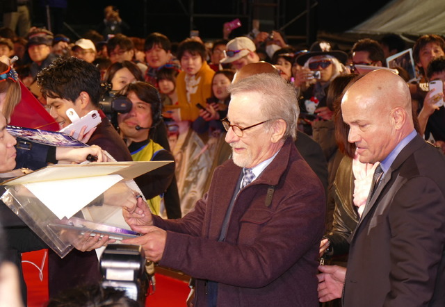 サインに応じるスピルバーグ監督、マジ神！