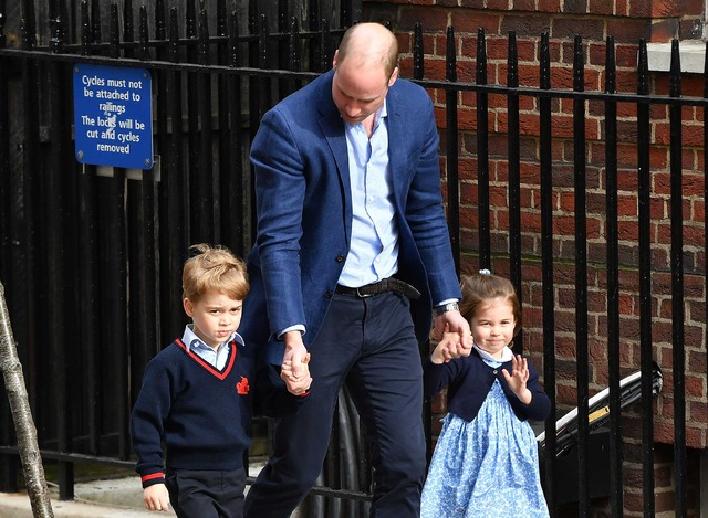 ウィリアム王子と一緒に病院へ行くジョージ王子とシャーロット王女(C)Getty Images